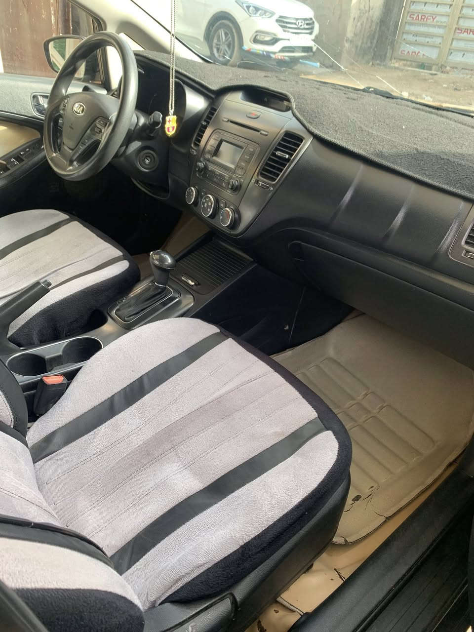 السلام عليكم سياره فورتي موديل 2016 سياره ليبل فقط قبق جنطه مضروب كلير نفسه مثل ماموضحه بصوره وحله سياره مال جناي كبل الشارع مابيهة اي نقص تدفئه وتبريد رقم *********** و ***********
