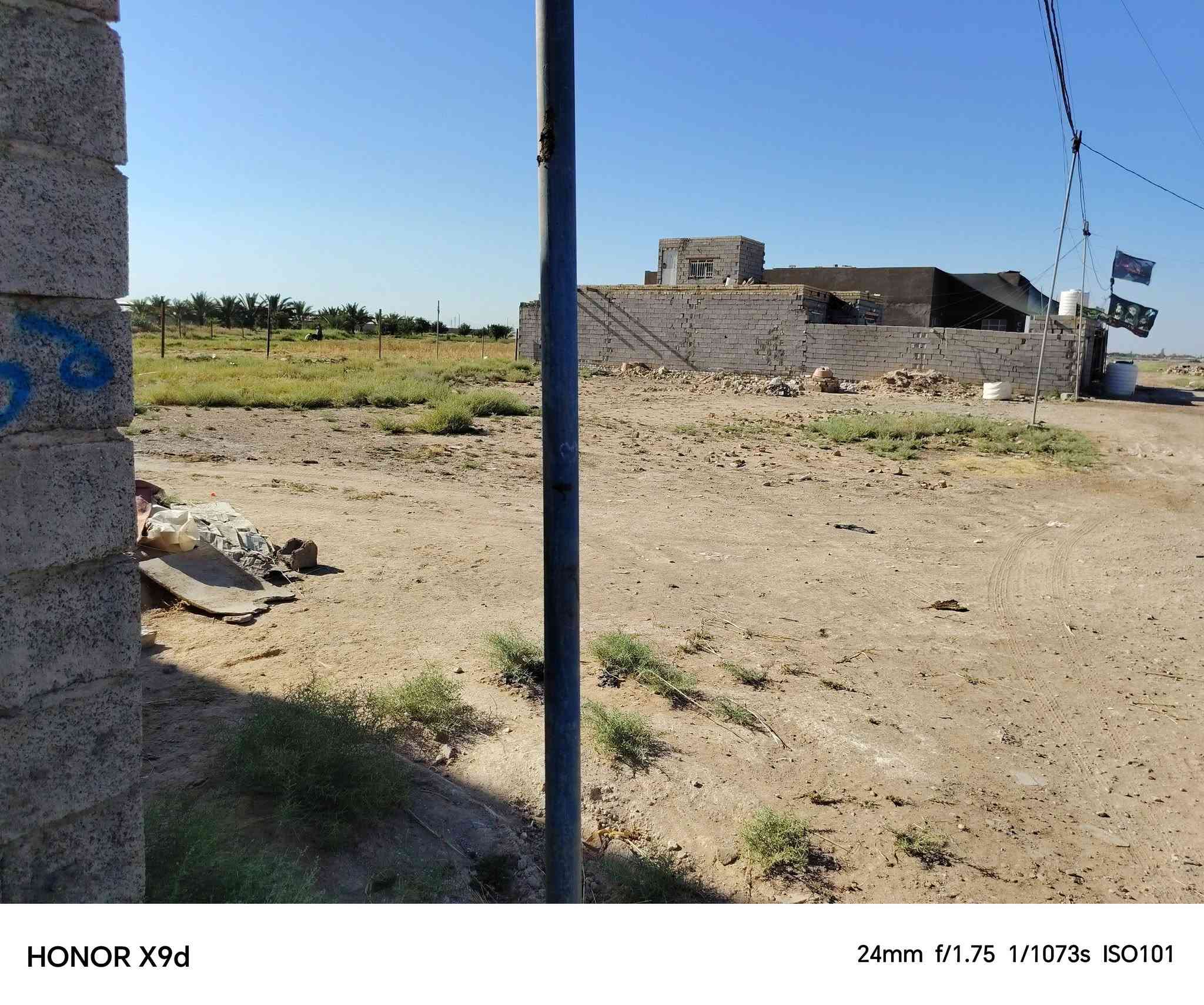 سلام عليكم بيت يحتوي على غرفتين 6×4 مع صاله 12×4 مع مطبخ4×5 مع حمام داخلي مع استقبال 7×4 مع قطعه ارض المساحه الكليه 1000متر البيت مساحه 375 ولارض625متر للاستفسار العنوان بغداد الباويه قريه عبد العوده قرب محطه الامل 
***********
***********
