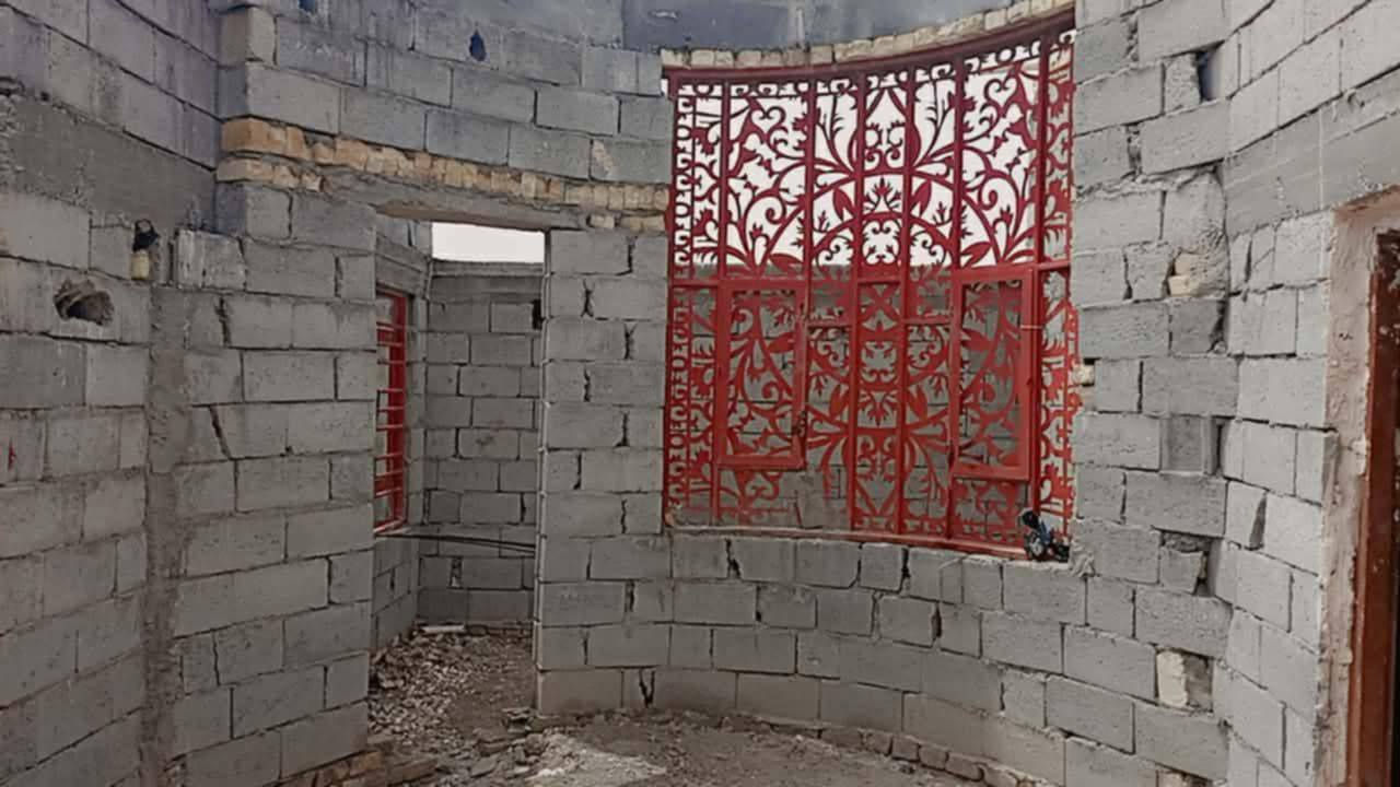 بيت للبيع زراعي ابو صريفه قريب على شارع مقابل الغليم مساحة 250ماي كهرباء غرفتين أو مطبخ أو هول حمامات داخليه أو خارجيه ملاحظه البراني والهول مامعكودات السعر 30او بيهه مجال ***********
