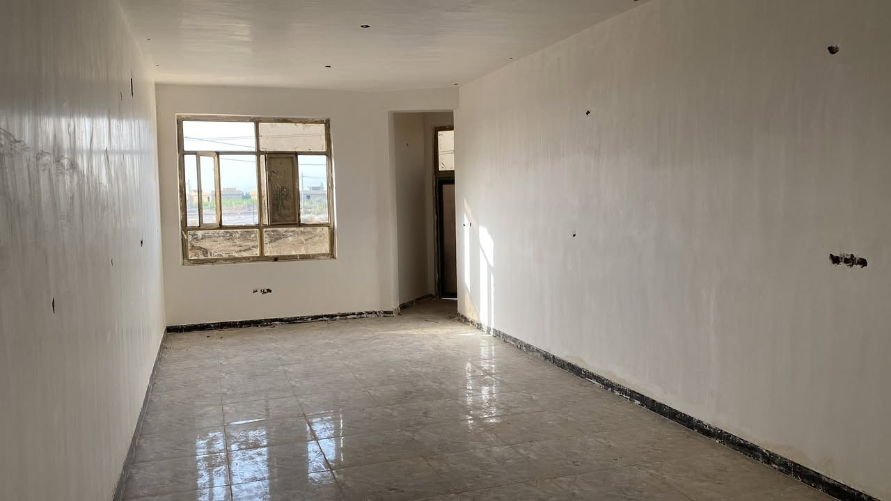 البيت للبيع
المكان مجمع اللؤلؤة
الديوانية طريق السيد محيل
المساحه ٨٥٠م
طابو زراعي ٢٥ باسمي سند
رقم القطعه ٤
مساحة البناء ١٩٠م
واجهية البناء ١٠ م
نزال ١٩
البناء كونكريت درجه اولى
البيت يحتوي على
١- بارني ٧ونص  الطول
٢- وصالتين فوك وجوه
٣- درج دور
٤- منور دور
٥- حمامات عدد ٣
٦-وغرفتين نوم وحده من الغرف سويت
٧- مطبخ 
تأسيس ماء ومجاري درجه اولى
تأسيس كهرباء بواري درجه اولى
——————
ملاحضه
—————
نواقص البيت
١- ابواب غرف عدد٣
٢-ابو حديد ٣
٣- شتايكر للسطح مع التشاريف
٤- طارمه والسياج الخارجي
٥- الكهربائيات مثل المصابيح والبلك سويجات
امراوس قطعه اوبيت 
علما البيت هو صالح ان يكون مزرعه
الاستفسار. ***********
غير متواجد عالفيس اتصل خط فقط
