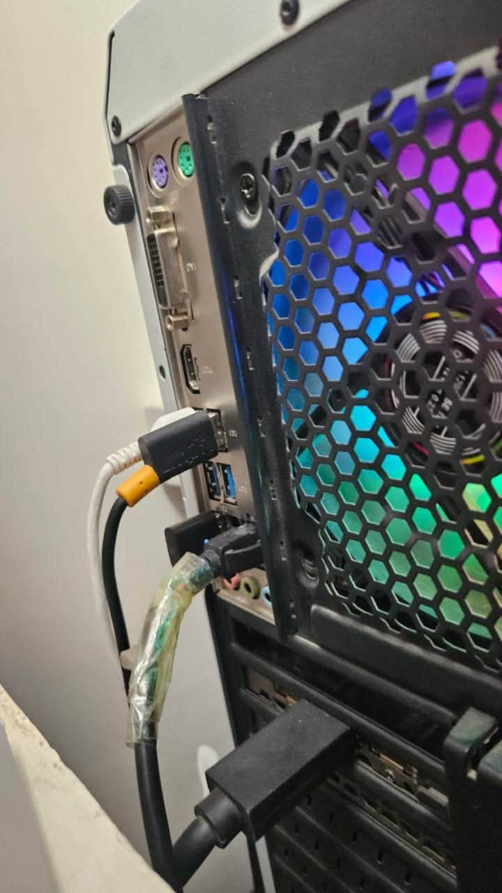السلام عليكم بيسي للبيع فقط
فقط الكيس شوية تعبان

السعر 470 الف قفل 
المواصفات 

AMD Ryzen 5 2600X

NVIDIA GTX 1660 SUPER 6GB

MSI B450M-A PRO

16GB DDR4 بتردد 3200MHz

NVMe SSD سعة 512GB

PSU 550W

للتواصل 
***********
***********
