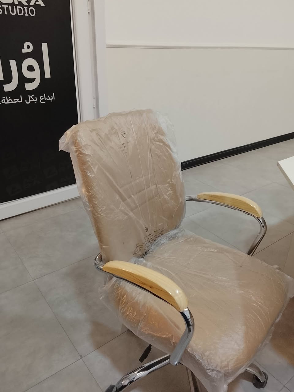 متوفر كراسي
 مع ميز كبير حجم 6 امتار 
 للبيع بحالة ممتازة،
🔹 الكراسي جديدة وغير مستعملة
🔹 متوفر أيضًا قنفات وأثاث متنوع
🔹 عدد الكراسي يقارب 40 كرسي
وكراسي ملك الاسود عدد 5 تقريبا 
🔹 أسعار مناسبة ومنافسة
📍 الموقع: كربلاء المقدسة
📞 للاستفسار والتواصل:
***********
