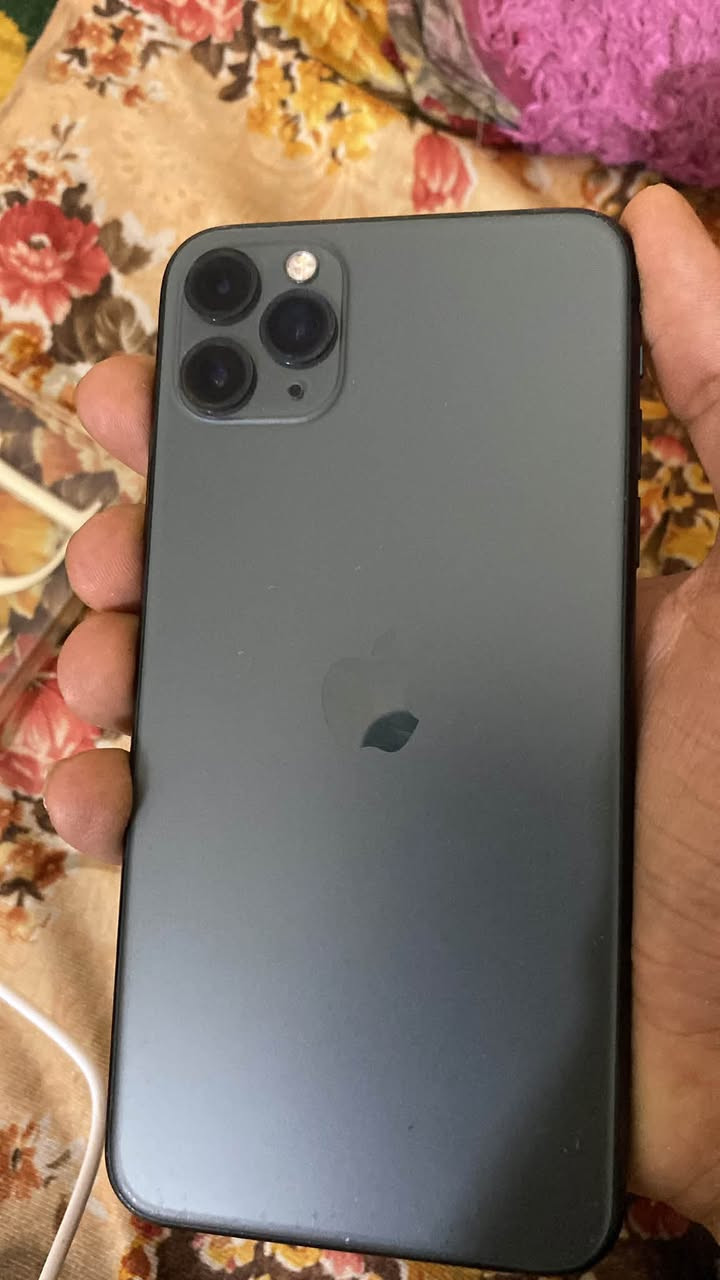 آيفون ١١برو ماكس للبيع ذاكره ٢٥٦ بطاريه ٧٦ بلاديه مالته  نضيف جدا مبدل فقط شاشه اصليه ٣خيارات أي خلل ما بي السعر ٢٧٠ بي مجال للاستفسار ***********
