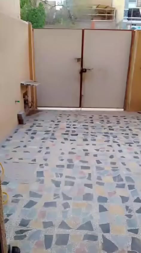 السلام عليكم 
يوجد دار للبيع مساحته ١٢٠متر يحتوي على ٣ طوابق بناء حديث سنه ٢٠٢٢ واجهه ٦ _نزال ٢٠
العنوان: الشعب_سوق شلال_ الفلكه الثانيه_ محله٣٣٥_ زقاق١٧_دار٣
للتواصل او الاستفسار الاتصال بالرقم: ***********
