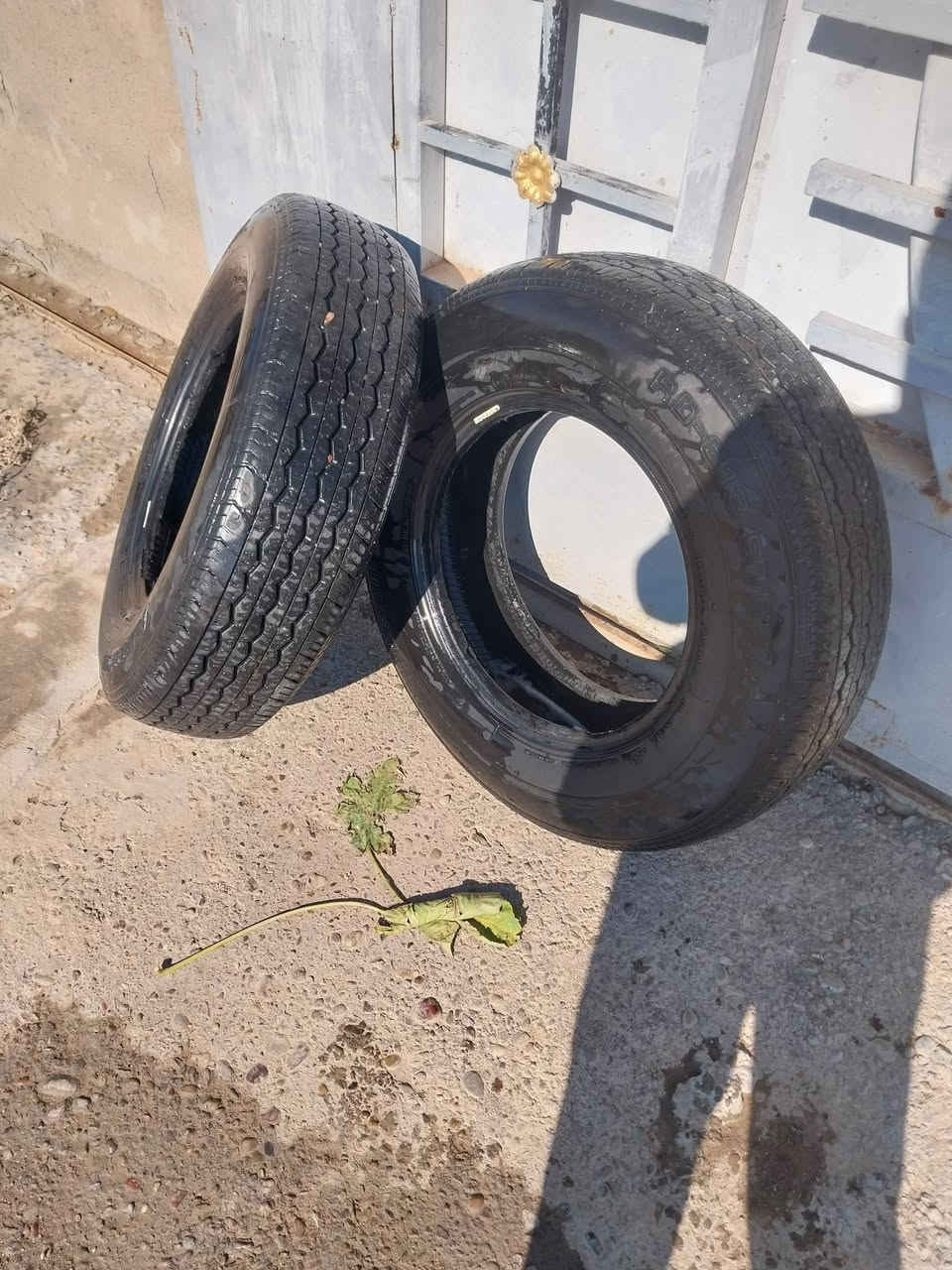 زوج تايرات برجستون للبيع  *********** المكان بغداد
