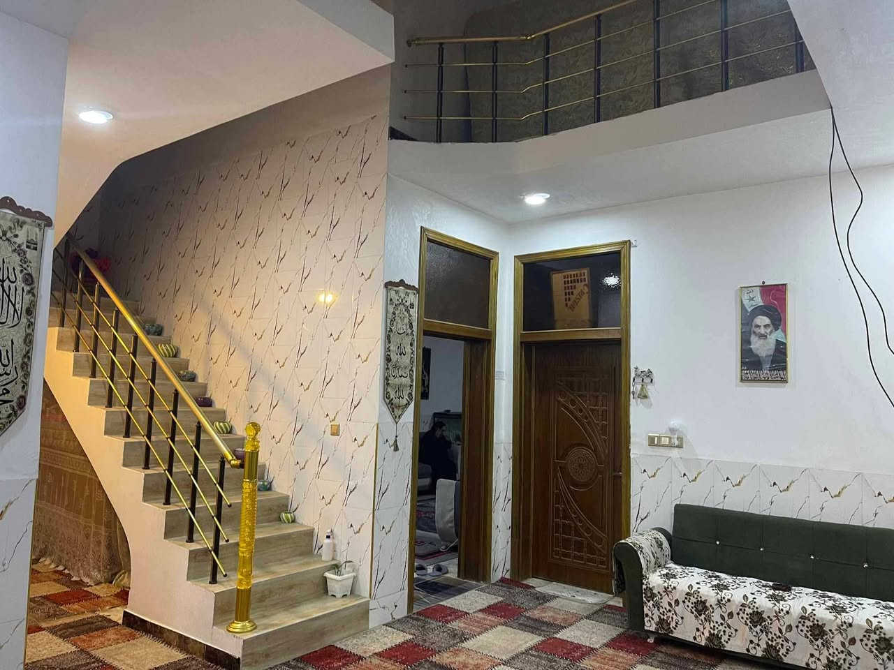 بيتين واحد مجاور الثاني مساحة كل بيت 540مترقرب مرقد العلويه شريفه الاول بي غرفتين وحده بيها سويت مساحة الغرفه 6*4 والثانيه 5*4 ومطبخ 6-4 وصاله 7*4 واستقبال 6*8 وحدياق  ثنين وكراج بلوسط وممرات جانبيه كبيره وحمامات عدد 3 وموزع 4*5 الثاني بي 3 عرف وحده 6*4 والثانيه 6*4 والثالثة 6*4 نوم وطبخ 6*4 وصاله 6*4واستقبال 8*6كبير وموزع 5*4 وصحيات وحديقه الاستفسار اتصل على الرقم 0783 710 1423
