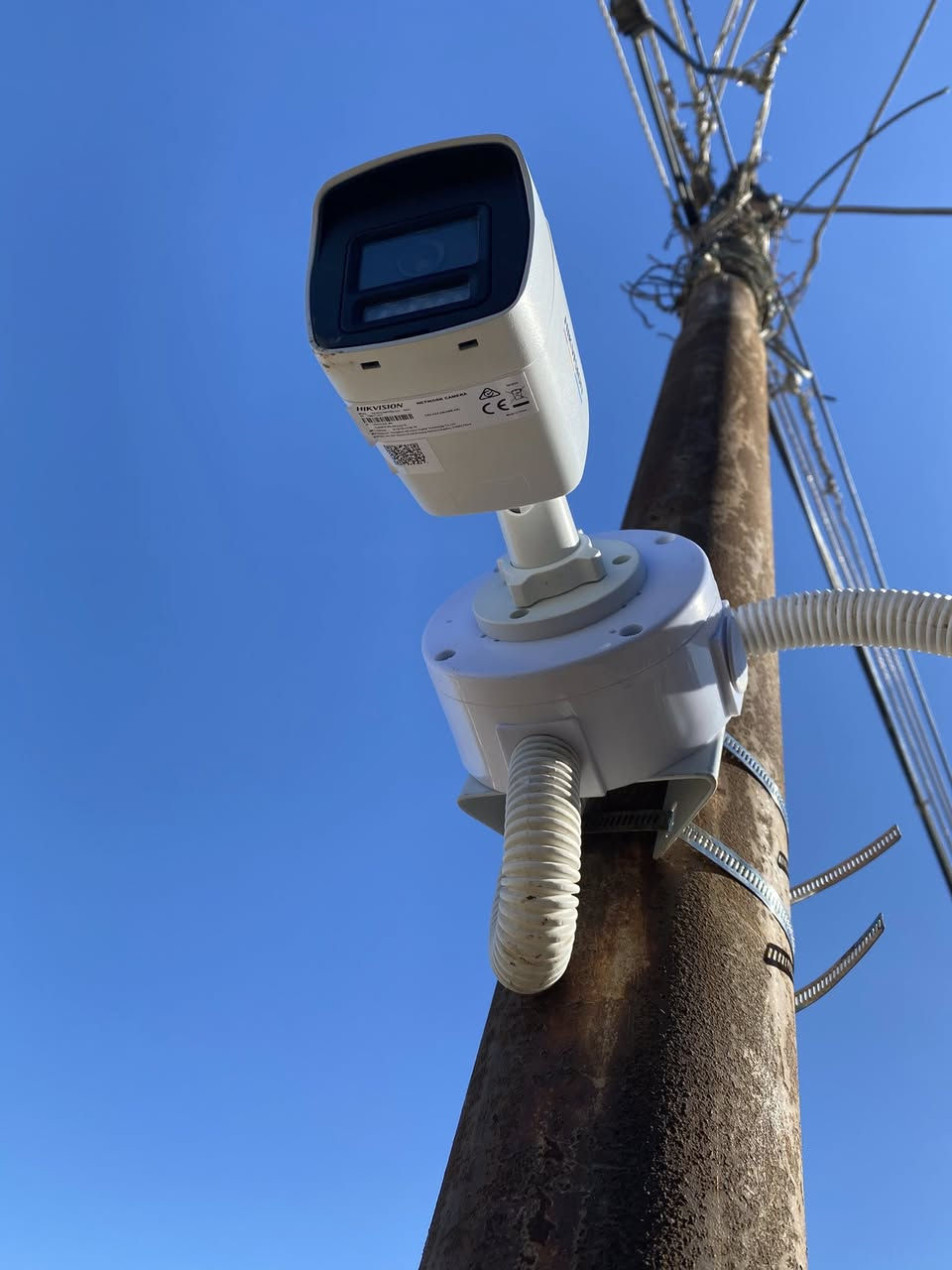 🛠️ جزء من العمل | تنصيب منظومة Hikvision IP في "ابوغريب

شغلنا اليوم كان بمنطقة أبو غريب - حي الزيتون نصبنا منظومة متكاملة من شركة هيك فجن العالمية بنظام IP الحديث
ليش اختار صاحب العمل دقة 6 ميجا؟
• وضوح عالي: تكدر تشوف تفاصيل الوجوه وأرقام السيارات بوضوح تام
• نظام IP: يعني أنقى صورة ممكنة بدون تشويش، مع استقرار عالي جداً بالبث
• زاوية رؤية واسعة: تغطي مساحات أكبر بكثير من الكاميرات العادية
لمساتنا في التنصيب:
1. ترتيب الكيبلات: استخدام "دكتات" وبوكسات حماية لكل كاميرا للحفاظ على المظهر الخارجي
2. البرمجة: ربط المنظومة على الموبايل لمتابعة البيت/المحل من أي مكان بالعالم
3. الدقة: موازنة الزوايا لضمان عدم وجود "نقاط عمياء".
📍 المكان: أبو غريب - الزيتون.
📞 للحجز والاستفسار: [***********.***********]
