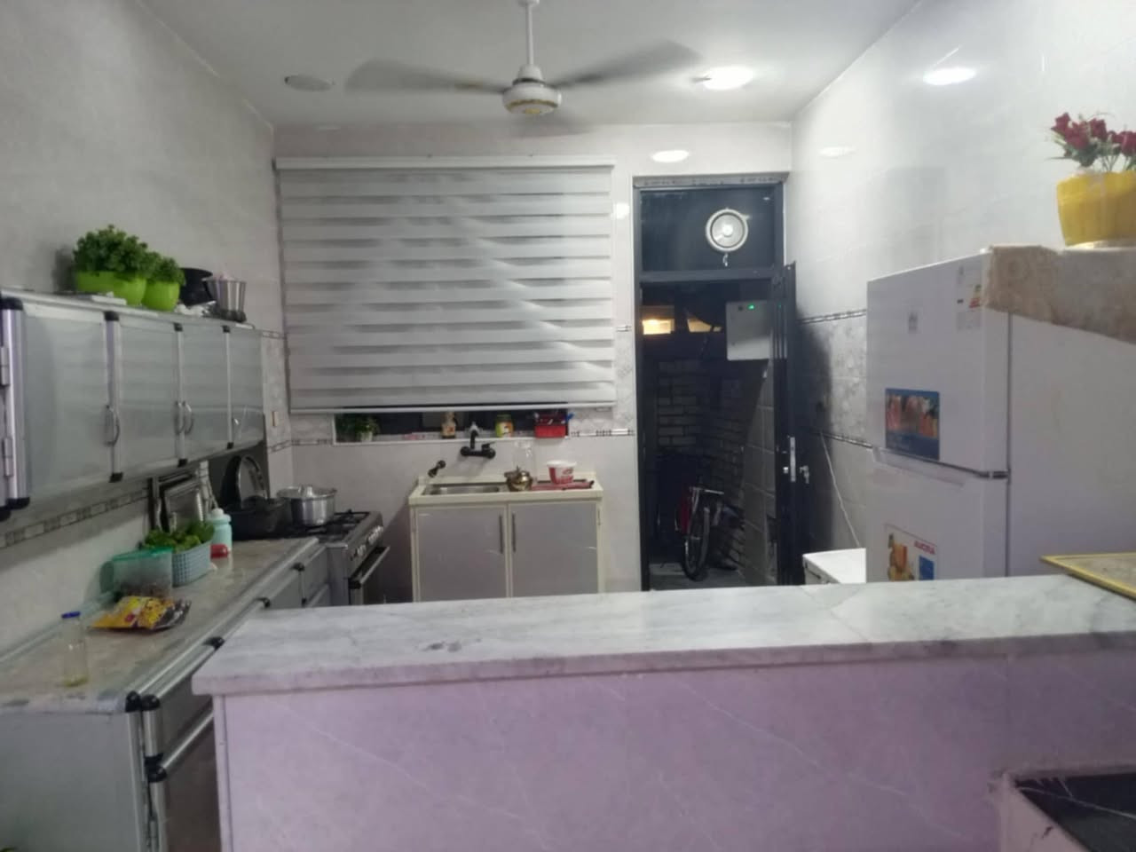 السلام عليكم بيت 80متر طابو صرف بسمي بناء حديث طابق واحد جاهز الوجه 7الى ربع وانزال 12وربع يتكون من استقبال وحمام ومطبخ  وغرفة نوم والثاني غرفه نوم وخدمات بيتونه وسطح المكان الشرطة الخامسه شارع الصوره مال سيد مزهر نفس قريب من مدرسه الماجدات للتصال ***********
