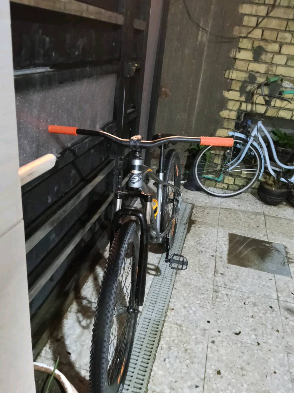 🚲 دراجة للبيع بحالة جيدة 🔥
دراجة رياضية (ماونتن) شكل حلو ونظيف
✔️ دسك بريك أمامي وخلفي
✔️ إطارات قوية وجاهزة استخدام
✔️ خفيفة ومريحة بالقيادة
الدراجة ما تحتاج شي، جاهزة تركب وتمشي 👍
💰 السعر: 150,000 دينار (قابل للنقاش البسيط)
📍 المكان: [احي جهاد الشارقه
للمهتمين راسل خاص ?
وتكدر تفحص البايسكل 
السعر مناسب والبيع مستعجل