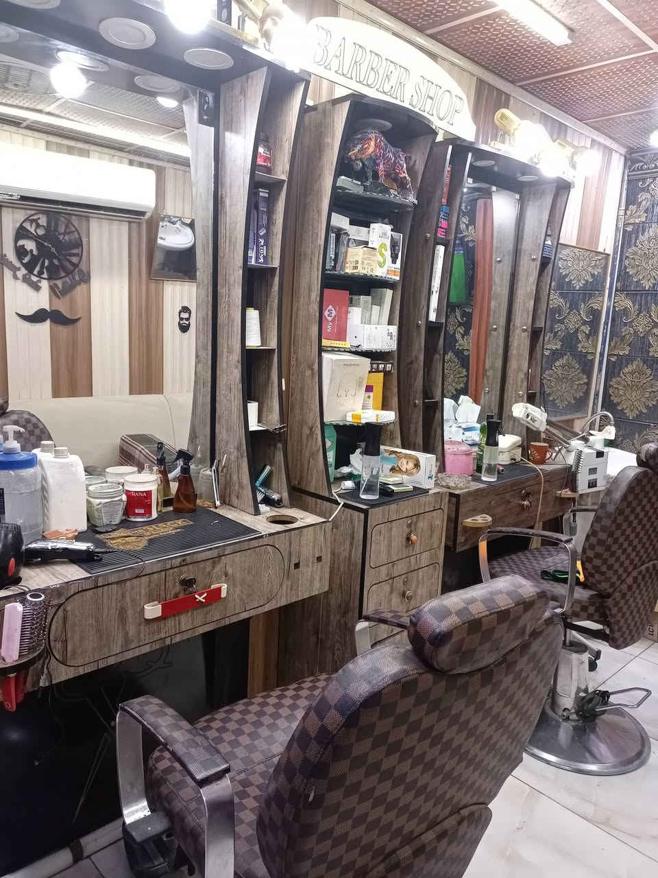 السلام عليكم. كراسي عدد 2 مع ميوزه عدد 2 مع ميز وسطي سعر الكرسي الواحد 80 . سعر الميوزه مع الوسطي 250 المكان بغداد الحسينية. ***********
