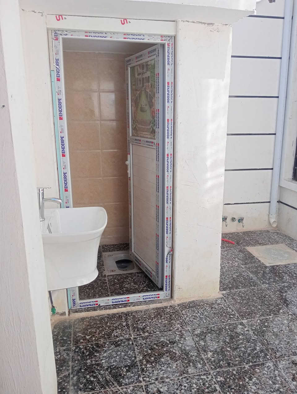 سلام عليكم بيت 100 متر بناء حديث شغل درجه اولى جاهز من كلشي مبي كل نقص العنوان الحسينه شارع الخدمات قرب مدرسه ابو مهدي المهندس البيت على مدرسه بصف العشرين بضهر تجاري خدمات كامله تبليط مجاري كهرباء ماء السعر 65 بي مجال بصيط ***********
