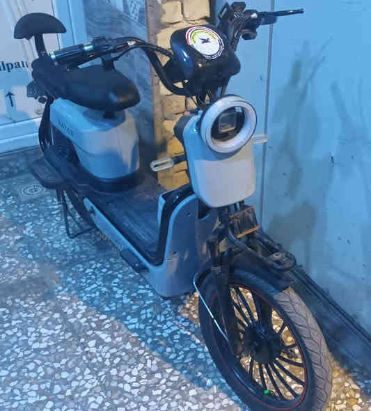 السلام عليكم عندي دراجة شحن للبيع بطاريات جديد السعر 350 اوبيه مجال العنوان بغداد حي الجهاد الهاتف ***********
