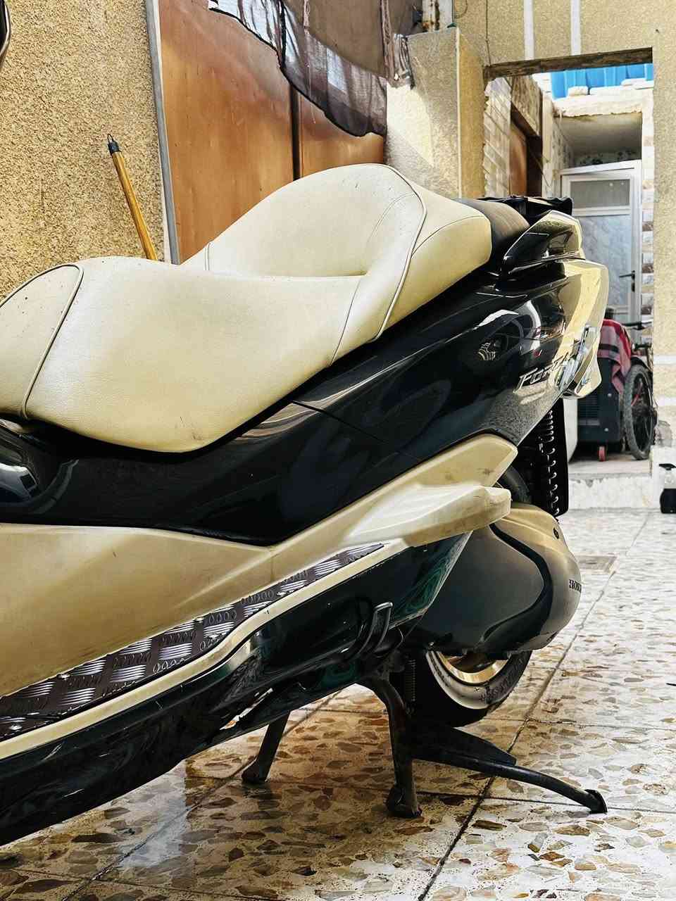 السلام عليكم
mf 0.10. اسرائيلية

درتجة طالعة من رنبة الحسام قبل بل صيف قبل اربع اشهر طالعة ماشية ٨الف وممشة حالي ١٣ الف بعدهة بحالت الوكالة الوكالة كفالة عامة مكينة وكير وكل شي

مي اخضر زيتي ودهن امزويل 

ترايك مال رنبة شرط من اربيل لبصرة

موصفاتهة 

نظام بريك ABSامامي وخلفي 

جي بي اس نظام خريطة 

بيهة حساس وجهاز انذار 

٤تحويلات ٧كير  

استان كهربائي

بصمة +سويج طوارئ + كتلوك موجود + عدة موجودة

دراجة نازلة من رنبة ب٢١ وسعر حالي ١٥وبيهة مجال كلش قليل. سبب بيع اخذت سيارة الله يرزقكم ان شاءالله 

مكان دراجة بغداد مدينة الصدر قطاع ٧١

***********
