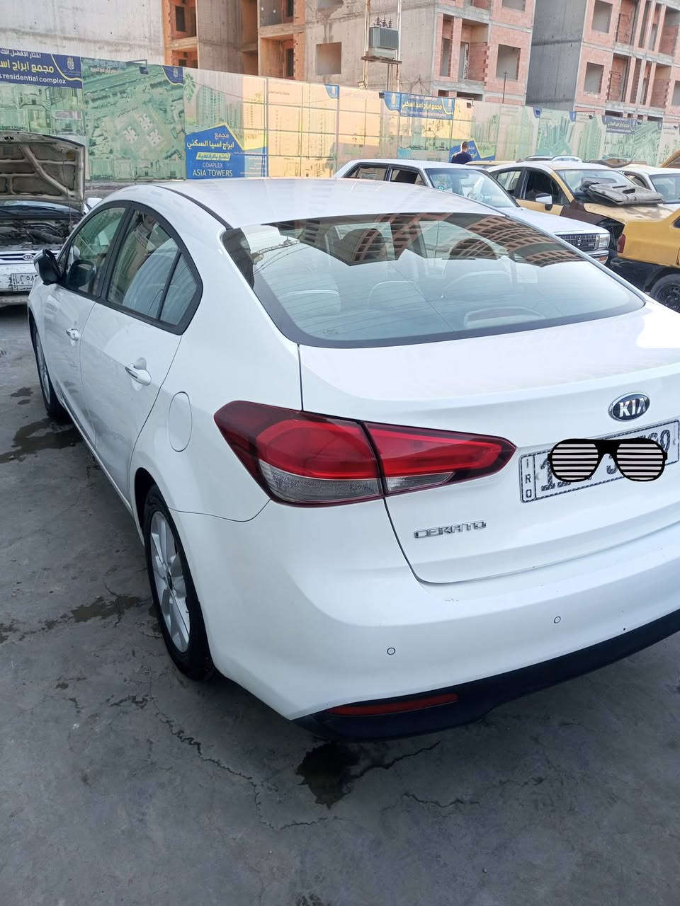 السلام عليكم
سيراتو خليجي 1600 رقم بغداد ماشية 

80 ألف سيارة بلادي ماعدى اللي مؤشر

بالاحمر . سيارة نضيفة كلش اللي ياخذهة 
موديل 18
يترحملي مكاني بغداد 
السعر 146
الهاتف ***********
