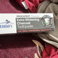 معجون أسنان • بالفحم