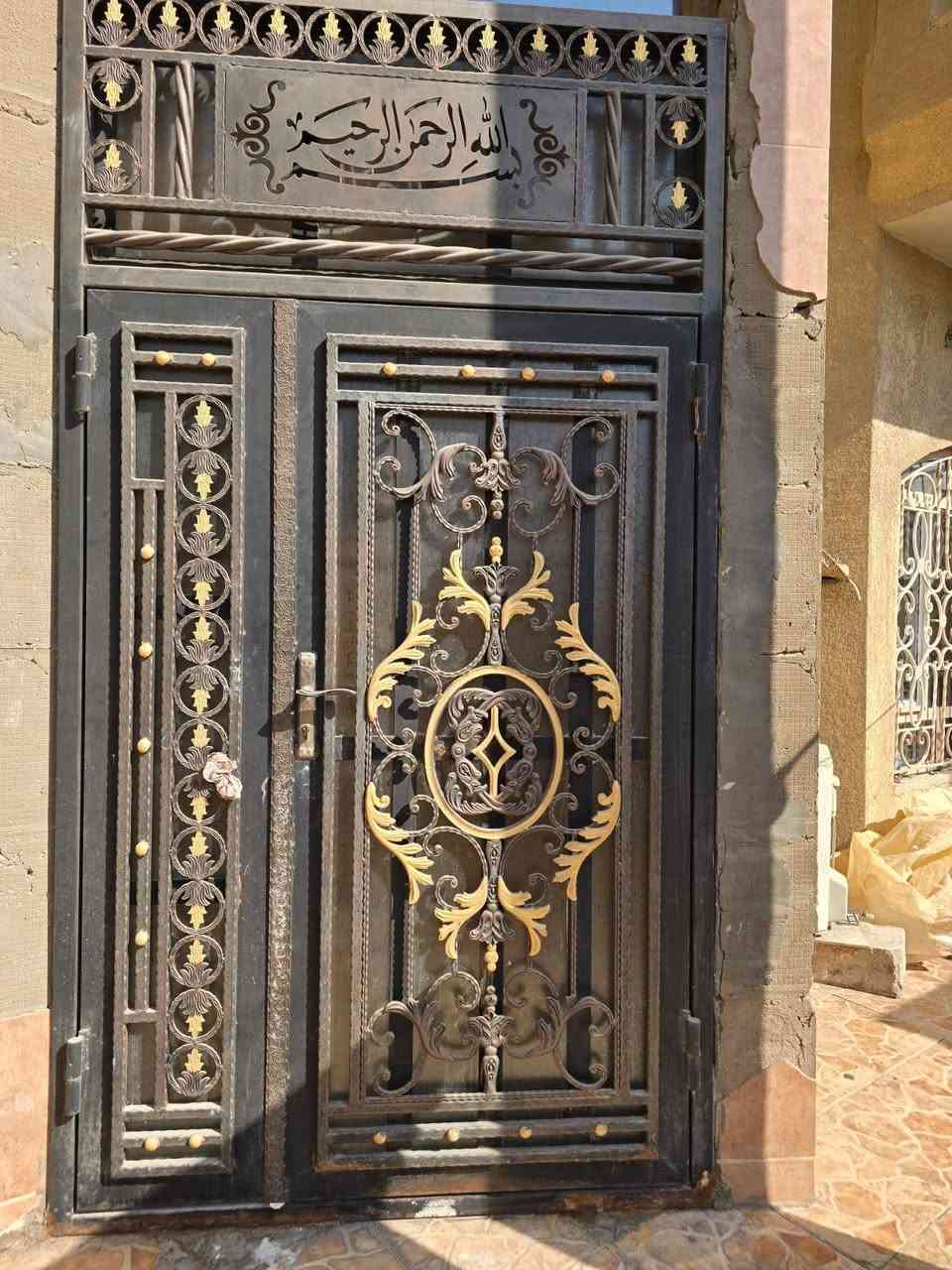 سلام عليكم باب حديد تفصال
البيع 
الاستفسار ***********
أو على خاص 
قبلة حي المهندسين
