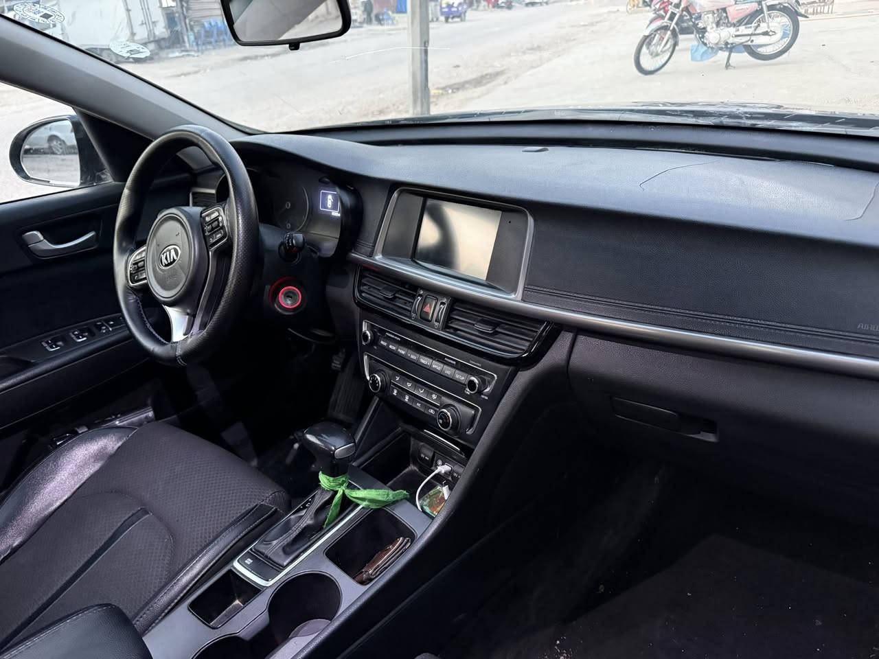 السلام عليكم
اوبتما 2018 امريكي حادثها موضح بالصور كلش بسيط
 السياره فول موصفات عدا البصمه 
بانوراما رادارات حساسات 
ماشيه  85 ميل ماكو وحده نفسها هيج ممشاها السياره خير من الله كير محرك كفاله 
عليها ادامه للمحرك كامله السعر اتصل وبيك خير وتدلل
 ***********
مكاني الحله /الجمعيه
