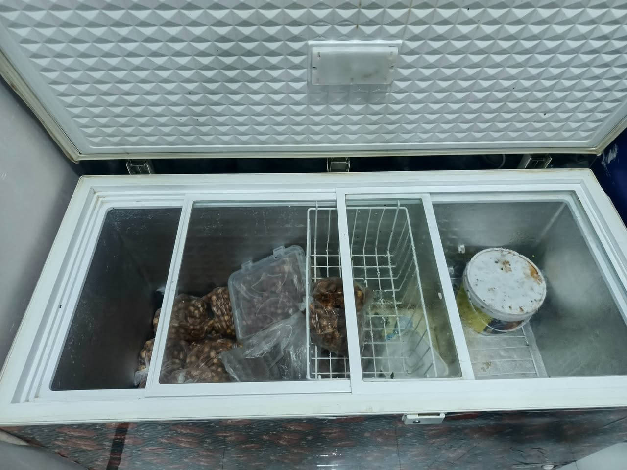 مجمدات 2للبيع بسعر مناسب للشراي فقط الداخل نضيفه تبريده فول قويه تفيد اهل المحلات. للتواصل عله الواتساب ***********
