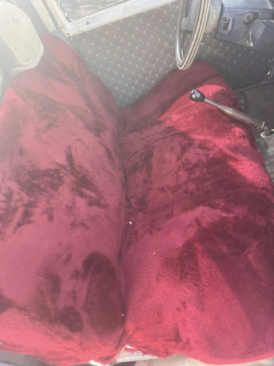 للبيع بسبب الوعود الكاذبه
نيسان حبل 

مسمكره 

غرفتها جديده 

تايرات جديده 

محركها بي بخار 

مكانها العلم 

***********
