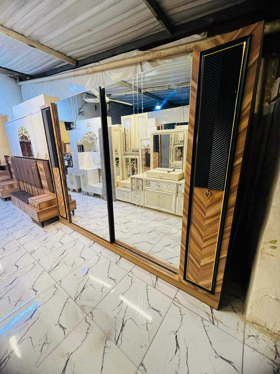 ✨غرفة تركيأمستخدم موديل حديث🤎⚡ 
9 قطع✨🚪 نظام أبواب وسلايت ⚡
🛏 شـازلون مخـزن☑️🪞 جام برونزي 
✨ نظافة 90 💯💵 السعر/900 / 800 قفل🔒
🚚 شد ونقل مجاني داخل بغداد〽️
📦 توصيل للمحافظات بأسعار رمزية💥
🏋️‍♂️تصعيد الغرفه حسب الاتفاق ☑️


**إذا كنت صاحب هذا الإعلان وتريد حذفه لأي سبب، رجاءا أرسل رسالة إلى الدعم الفني**