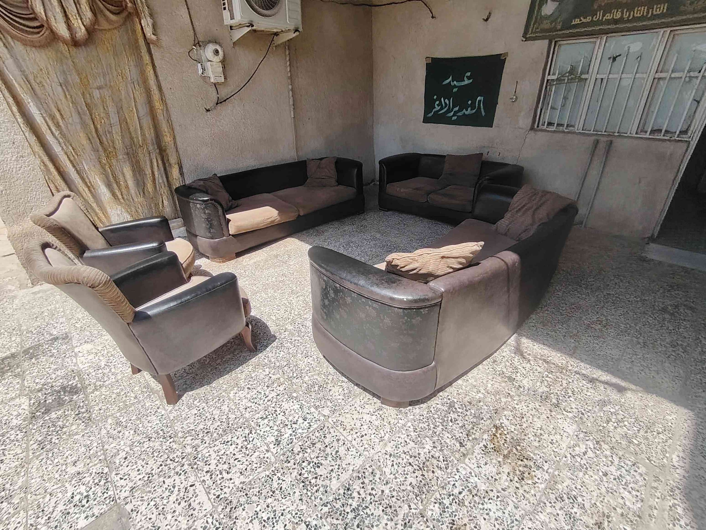 مناسب جدااا  طخم قنفات مستخدم  تركي جلد يحمل ١٠ أشخاص نظيف مع 5 كوشات ب 200 ألف *********** العمارة حي العسكري نهاية سايدين حي الفنانين 
