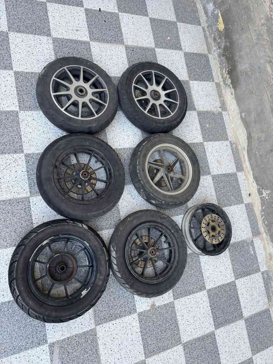 زوجين وياله ولباقي تكوك شلعه ابيعهن قفل ٢٧٥
للأستفسار : *********** كاملات تاخذهن هنه والتايرات
