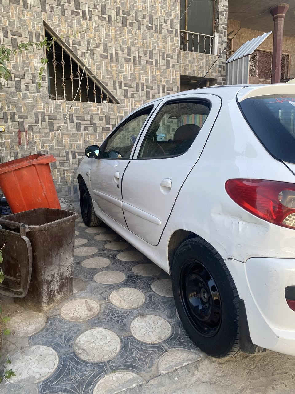 بيجو فرنسي 🚗 
موديل 2012
محرك1600
كير عادي 
رقم اربيل باسمي تحويل ثاني يوم 
مابيها خياس ابد 
كير محرك نضيف
تبريد تدفئة فرنسي بعد خير من الله 
ضربتها جاملغ جهة السايق  +شوي من الباب الأمامي. 
جاملغ خلفي نضرب بايدي ما صلحتة على وضعها 
بيها تكحيلات مبينة وبيها بارد 
سعرهها 💵 55 بيها مجال 
عنوان بغداد البنوك
رقم هاتف ***********
