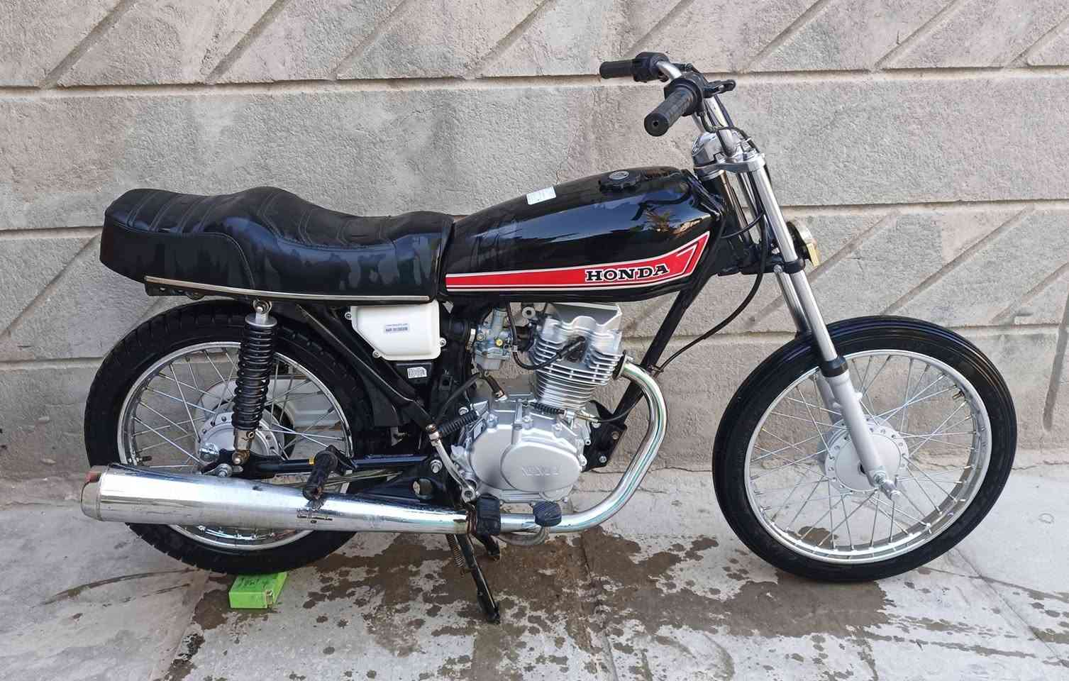 السلام عليكم دراجه للبيع توها معمره صار شهرين مكينه نامه ما مفتوحه كلك كلك  لدراجه سعرها 550قفل قفل مكاني ناصريه مركز ***********
