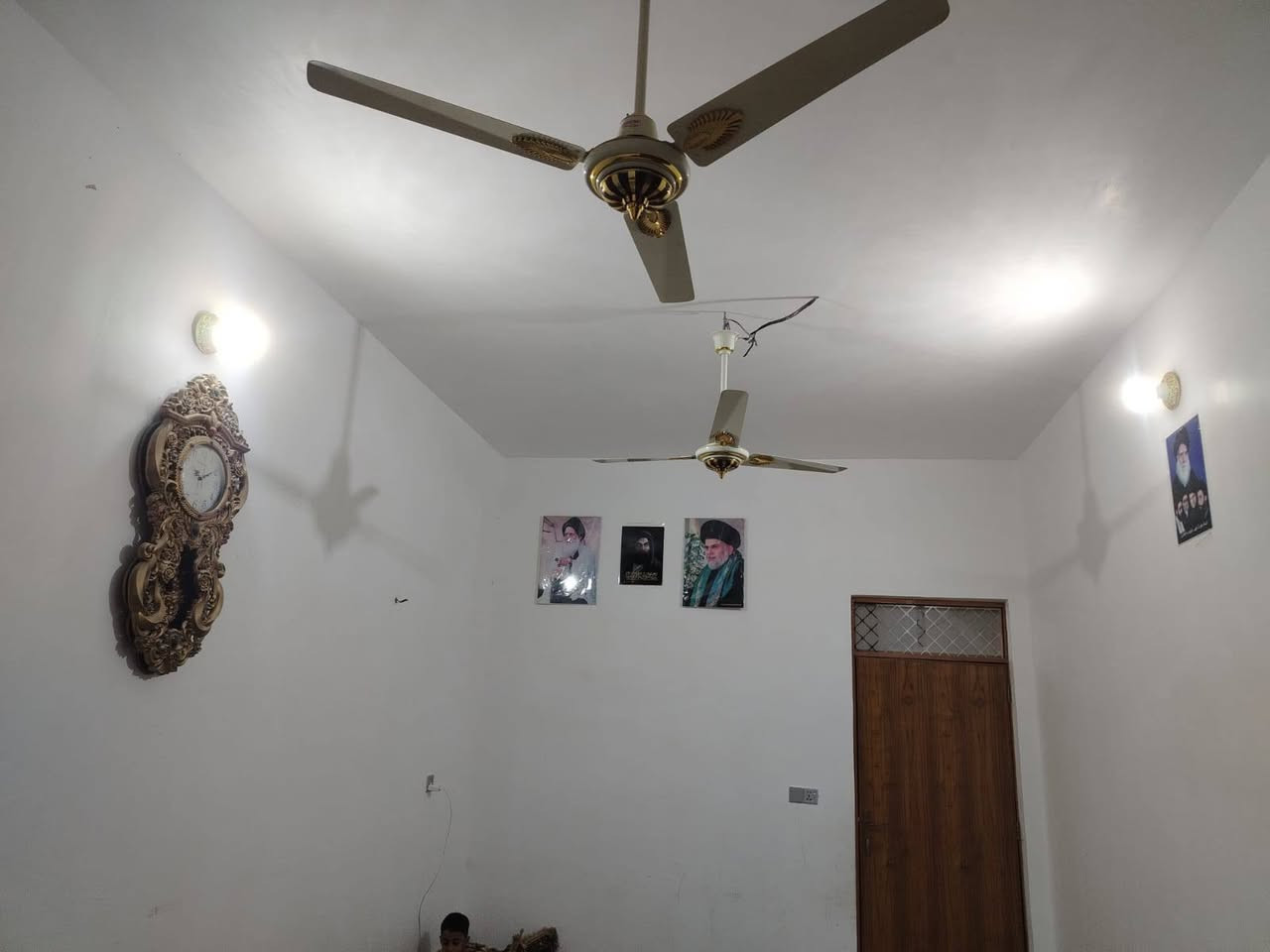 دار للبيع مساحه 150م الاساس صب البناء طابوك والسقف صب غرفتين وصاله وستقبال ومطبخ وصحيات الدار جاهز فول شارع المطار القديم قرب شارع علكم السعر 65وبي مجال للشراي الاستفسار على الرقم ***********
