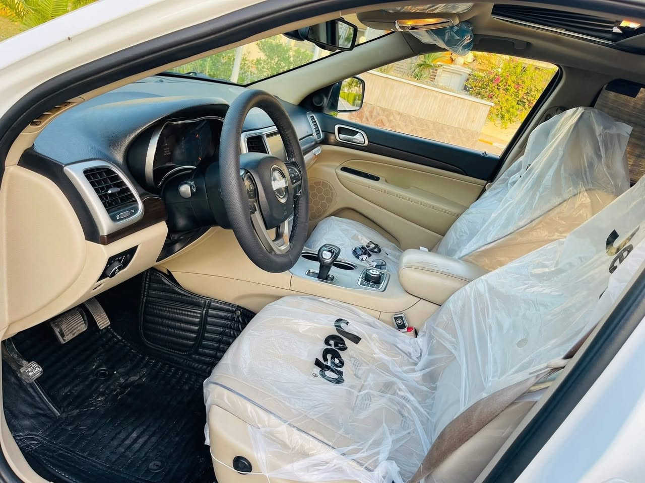 جيب  2014 جراند شيروكي لمتد خليجي
‏Grand Cherokee 3600 / LIMITED

المواصفات  

فول عدا الرادار  الامامي 

‏ 4x4 فور ويل 

ماوس 

سقف بانوراما

شاشة كبيرة كامرا  دوارة  

حساسات خلفيه +اماميه

ستيرن كهرباء  + تدفئة

كراسي جلد كهرباء امامي سائق + راكب 

كراسي امامي تبريد + تدفئة

كراسي خلفي تدفئة

مرآة وسطية + سائق معتمة

صندوق كهرباء 

تشغيل عن بعد 

كير طيارة

مري قلاب 

سستم صوت  12 سماعة بلادي

و باقي المواصفات الستندر

نسبة نظافة الغرفة 80%

نظافة الهيكل الخارجي 90%

مشروع وطني  بأسمي تحويل  ثاني يوم  

رقم صاحب سيارة  

***********

مكان السياره بابل
