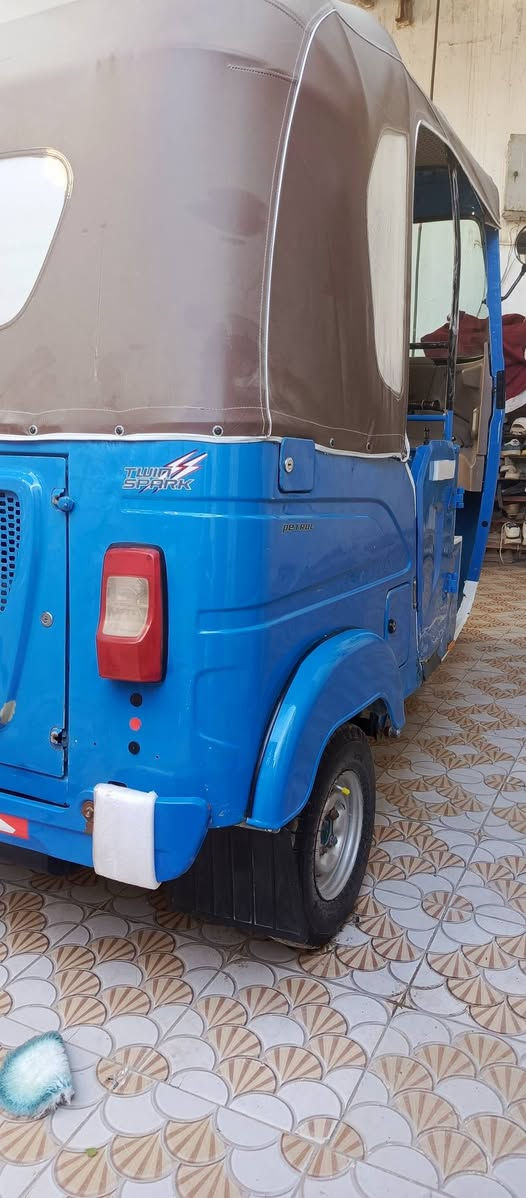 السلام عليكم تكتك للبيع رقم وسنويه موديل 2022 شهر 12 يوم 25 محرك كفله الكشر كفله من الصبغ ولمعجون بي بس ازلوغ السعر خاص رقم الهاتف *********** الستفسار
