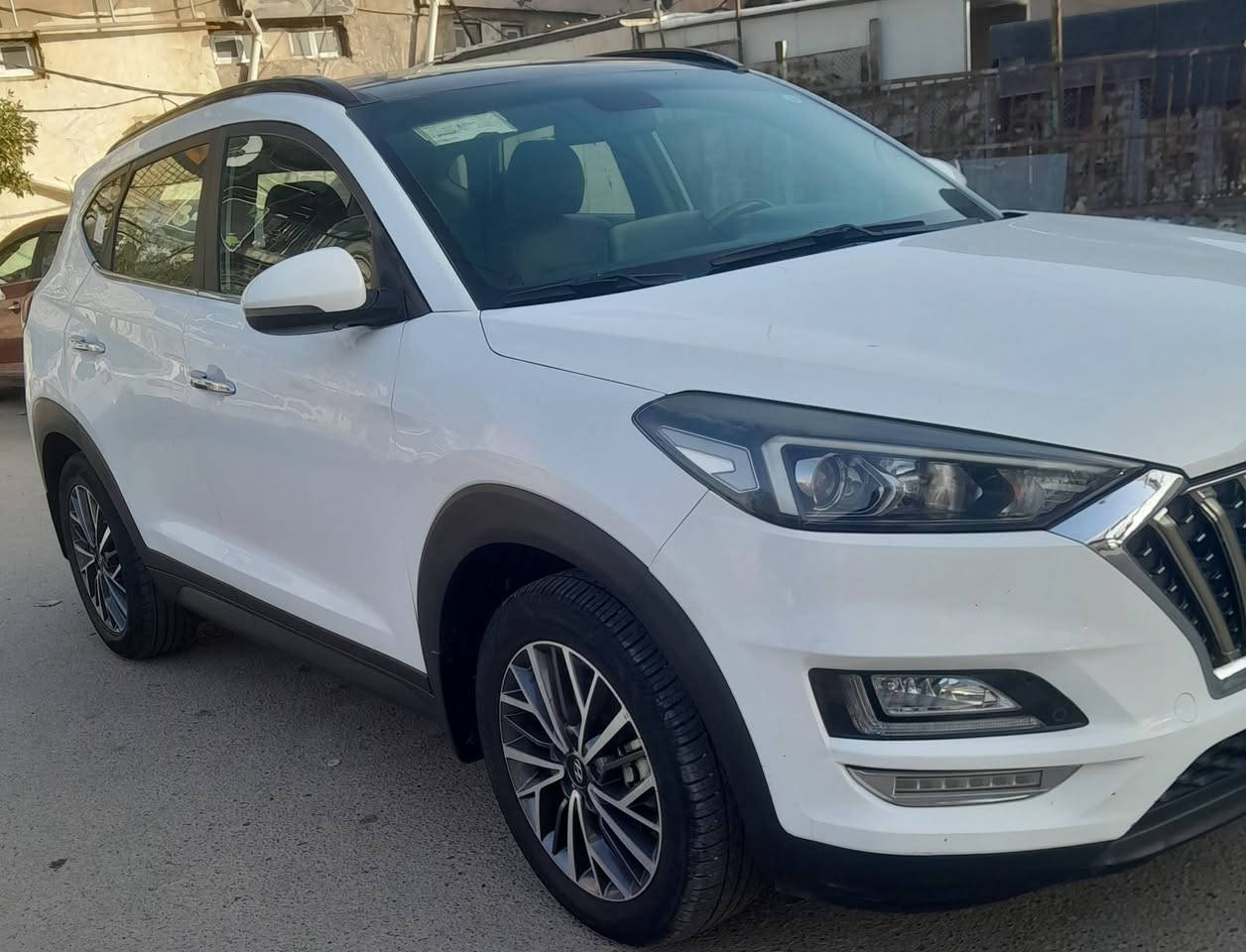 السلام عليكم 
توسان شركة الكاصد 
 موديل 2020 فول مواصفات 
السياره بصمه &صاجات
قطعتين تبريد &تشغيل عن بعد 
بانوراما &ماشيه 117 الف
رقم بغداد باأسمي 
السياره بيها بلصفحه اليمنى بارد 
والتكمه الاماميه فقط بيها صبغ 
المحرك والكير مكفولات 
العنوان :بغداد الكاظميه 
السعر: 175 ورقه$
الرقم :***********
