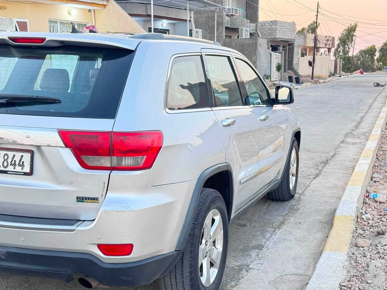 سلام عليكم للبيع جيب لاريدو موديل 11 رقم بغداد رقم جديد وسنويه ل 31 مكفوله من صبق كلين العنوان ديالى  يرهم مراوس وبي واتساب ***********
