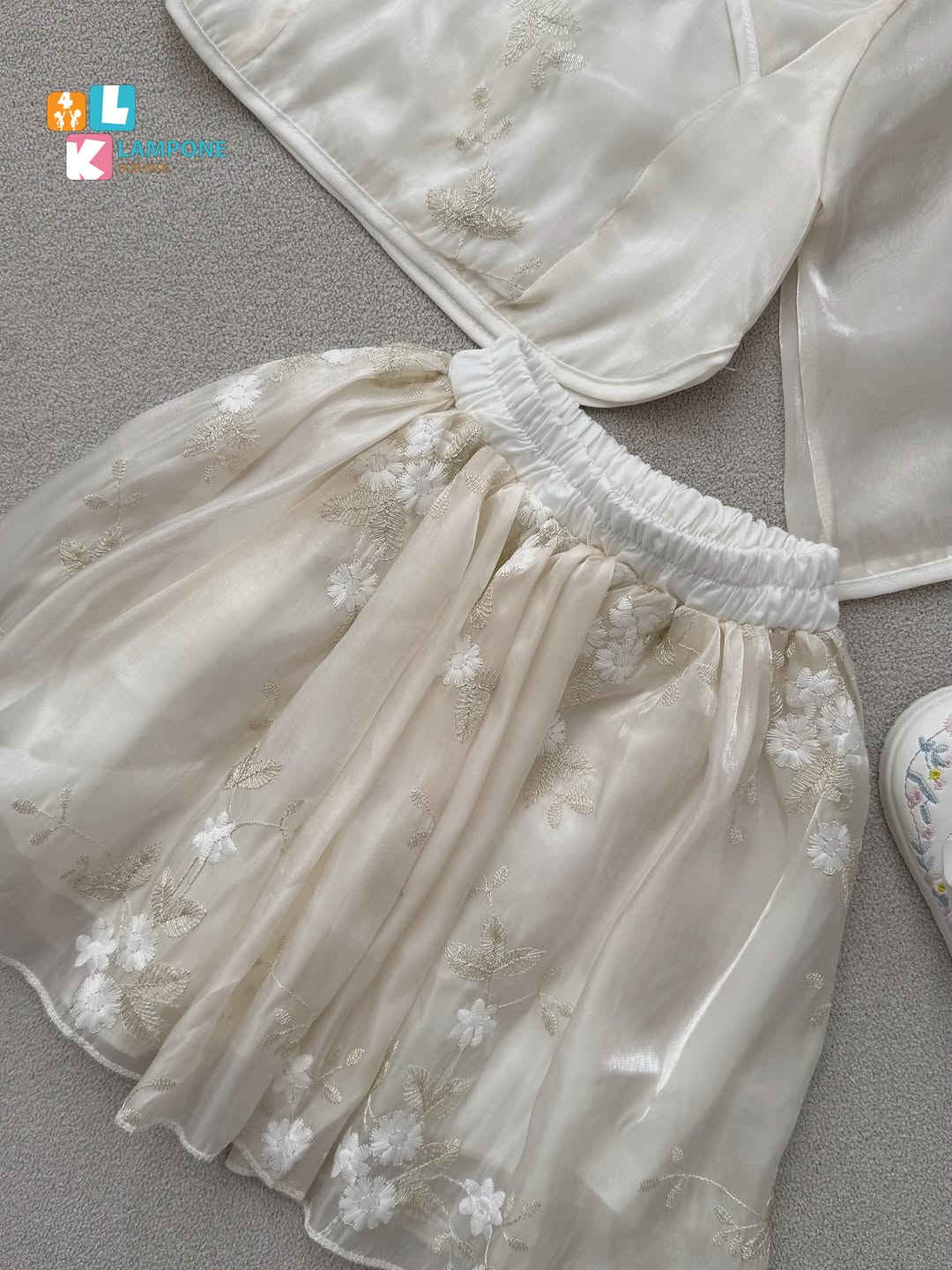 طقم بناتي أنيق بلون أوف وايت 🤍🌸
متكون من قطعتين: توب + تنورة

✨ تفاصيل مميزة:
• تطريز ورود ناعم وأنيق
• لون أوف وايت راقٍ وسهل التنسيق
• قماش خفيف ومريح للأطفال
• تصميم أنثوي ناعم بإطلالة مميزة
• قصة مريحة مناسبة للحركة واللعب
• مثالي للزيارات، المناسبات والتصوير

العمر: من 2 - 6 سنوات
السعر: 23,000 د.ع

لأن الأناقة تبدأ من التفاصيل الناعمة🤍
#لامبوني #اكسبلور_فولو #ملابس_اطفال #اناقة #iraq


**إذا كنت صاحب هذا الإعلان وتريد حذفه لأي سبب، رجاءا أرسل رسالة إلى الدعم الفني**