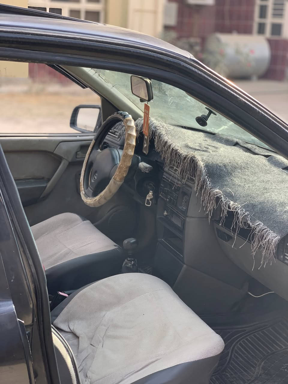 فكتره حجم 18 نضيفه
سنويه عاج منتهي 2021
محرك كير شرط 
سياره نضيفة ما ناقصها شي
السعر 30 وبيها مجال
اتصل [***********]
