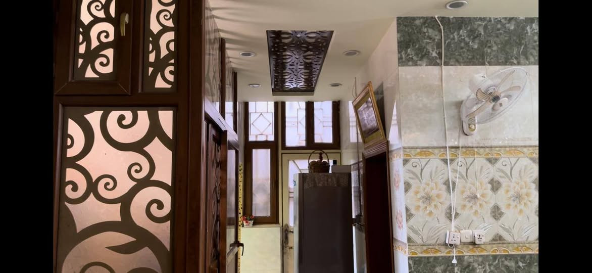 السلام عليكم
بيت للبيع
كربلاء / حي الاطارات / قرب كلية التربية المفتوحة
مساحة 200 متر 
طابق واحد 
سقوف ثانوية بنقش مغربي
استقبال + هول + صالة  + غرفة نوم مع حمام وتواليت داخل الغرفة+ مطبخ + حمام + تواليت داخل البيت + حمام وتواليت خارجي +  كراج للسيارة
البيت مع الأثاث بالكامل 
***********
***********
جزاكم الله خيراً
