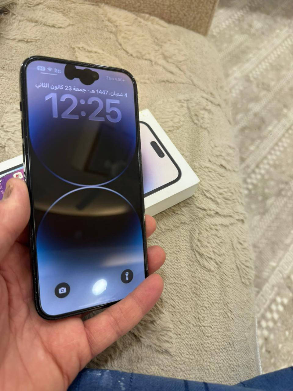 سلام عليكم
ايفون 14 برو ماكس 
ذاكراه 265
بطاريه 80مع كارتونه الاصلي 
العلم شرق اوسط عربي 
الون اسود وبنفسجي 
مبدل شاشه اصليه مال ابل وبطاريه 
ومن بدلتها صار بيها قليل سواد ع مكان السماعه 
مثل ما موضح بالصوره 
تليفون نضافه 95 %
فقط بيع السعر 550 وبي مجال قليل
العنوان البصره مناوي لجم 
***********
واتساب فقط
