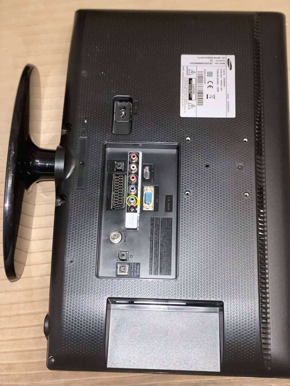 تلفزيون سامسونج (Model: UE22ES5000W) هو شاشة LED بمقاس 22 بوصة تجمع بين التصميم النحيف والدقة العالية.إليك التفاصيل التقنية والتشغيلية الكاملة المنظمة بوضوح لسهولة القراءة:📺 الشاشة والصورةالدقة المتاحة: Full HD 1080p (كثافة بكسلات تبلغ 1920 × 1080).تقنية لوحة العرض: إضاءة خلفية من نوع LED الموفرة للطاقة والملونة.محرك تحسين الألوان: يضم تقنية Wide Color Enhancer Plus لتوسيع نطاق الألوان وإظهار التفاصيل بدقة أعلى.الفلتر البصري: يحتوي على فلتر ضوضاء رقمي (Digital Noise Filter) لتنقية البث وتقليل التشويش البصري.🔌 المنافذ والتوصيل (التوصيلات الخلفية)منفذ HDMI (عدد 1): لتوصيل أجهزة استقبال القنوات (الرسيفر HD)، أجهزة الألعاب مثل البلايستيشن، أو أجهزة الكمبيوتر.منفذ USB (عدد 1): مزود بميزة ConnectShare Movie لعرض الصور والموسيقى والأفلام مباشرة من الفلاشة.مدخل صوت وصورة تقليدي: يشتمل على منافذ (Component/Composite) للأجهزة القديمة.مدخل الكمبيوتر: منفذ VGA (HD-15) لتشغيل التلفزيون كشاشة كمبيوتر مكتبية.مخرج سماعة الأذن: منفذ لربط السماعات السلكية الخارجية.🔊 النظام الصوتيالسماعات المدمجة: قطعتان من السماعات الداخلية بقوة إجمالية تبلغ 6 واط.تأثيرات الصوت المحيطي: يدعم أنظمة متطورة مثل Dolby Digital Plus وتقنية الصوت المسرحي SRS TheaterSound.⚡ استهلاك الطاقة الكهربائيةالجهد والتردد التشغيلي: يعمل بتيار متردد يتراوح من 220 إلى 240 فولت (بتردد 50/60 هرتز).معدل الاستهلاك الاعتيادي: موفر جداً حيث يستهلك 22.4 واط فقط أثناء التشغيل العادي.الاستهلاك الأقصى: 35 واط عند أعلى مستويات الإضاءة.مستشعر التوفير (Eco Sensor): ميزه ذكية تقوم بخفض السطوع تلقائياً بناءً على إضاءة الغرفة المحيطة.
سعر 80الف.  عنواني بغداد شيخ عمر ***********
