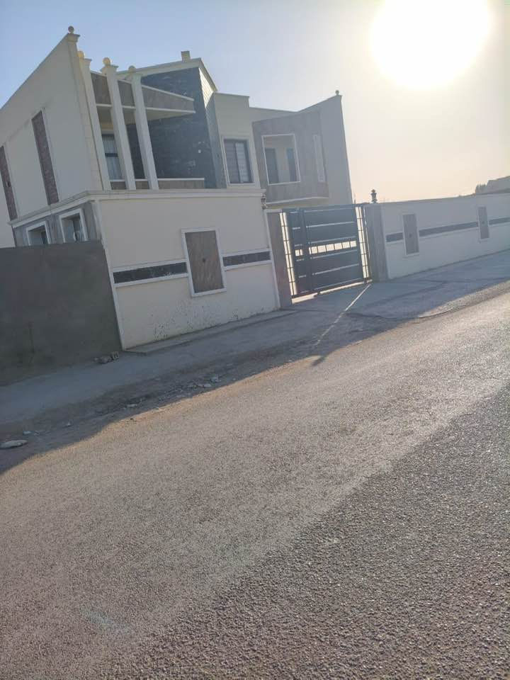 ارض للبيع طابو  سند ٢٥ . مساحة الارض دونمين ونص وتحتوي على ٧ بيوت + مضيف . العنوان بغداد قرب سيطرة مدخل بغداد الجنوبي سيطرة ٧٥ 
 للاستفسار الاتصال على الارقام 
***********
***********
