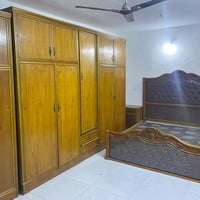 غرفة خشب صاج مو هوسة مرتبة ونازكة جداً بسعر مناسب اتصل وبيك خير ودلل ٠...