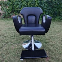 كرسي حلاقه للبيع نضيف حيل الجك عاطل  بس يفتر يمين يسار07517274037‬‏الس...