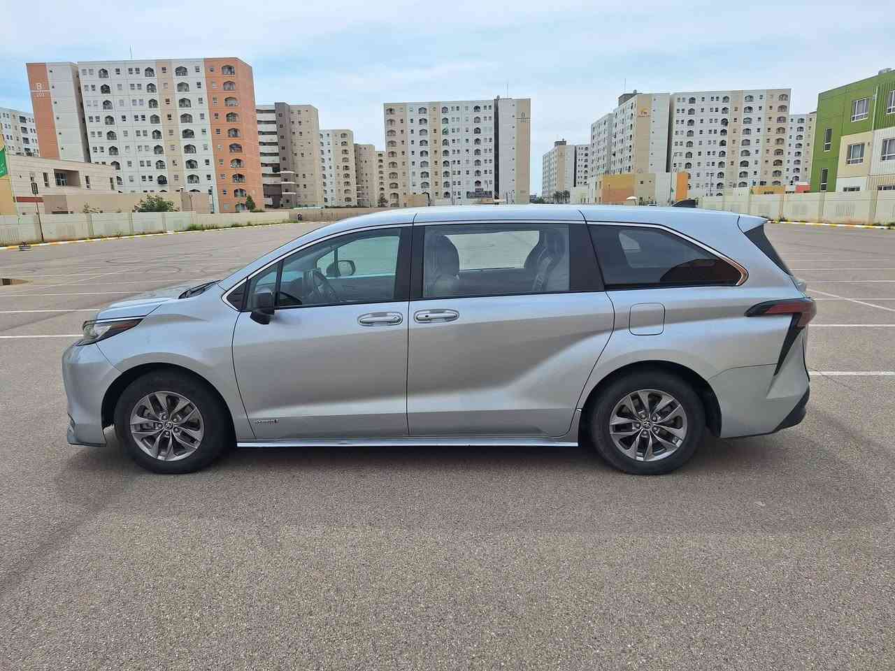 السلام عليكم تيوتا سينا للبيع السعر ١٩٠ ورقة الرقم *********** موديل ٢٠٢١
