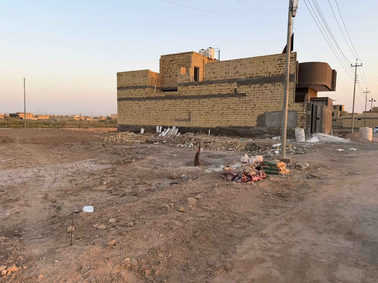 قطعه للبيع  خنيطله حي الرسول خلف بيوت سيد مصطفى عدد ٢ طابو سند ٢٥ جميع الخدمات متوفره شارع ١٢متر كهرباء ماي ومجاري شارع سبيس القطعه الواحدة وجه ١٠ نزال ٢٠ القطعتين ٤٠٠ متر سعر القطعه الوحده ٣٠ وبيه مجال ***********
