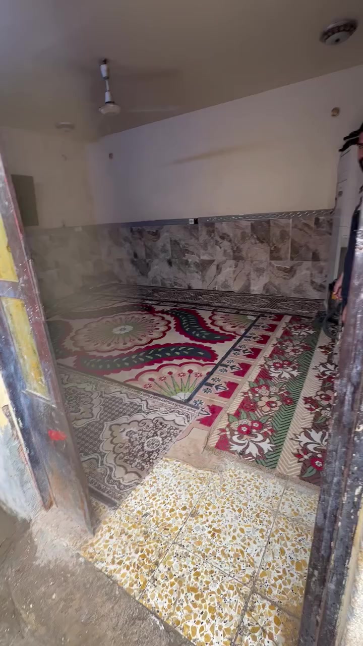 سلام عليكم دار للبيع مساحه ١٥٠م البيت اصلاح زراعي سند ١٧ المكان بابل الحله حي العسكري شارع ٨٠ السعر ٢٠وبي مجال شي قليل الاتصال ع رقم ***********
