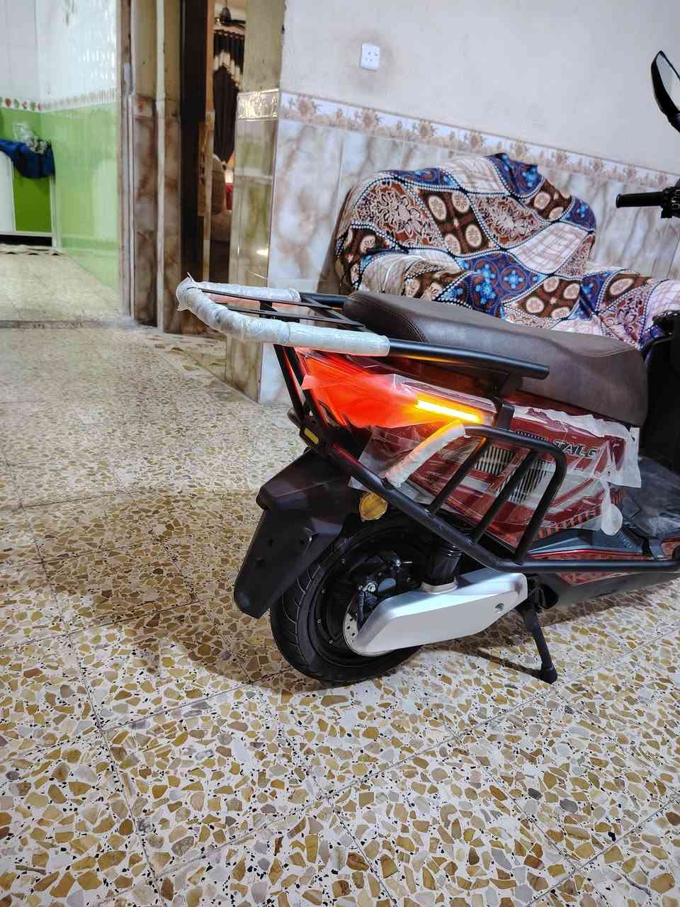دراجه شحن مواصفات عالميه شركة تايلج محرك 2000 W بطاريه 35 امبير عدد6 بطاريات  تمشيك 70 كيلو حقيقي ضمان سنه
الدراجه فول موصافت  Pباركك  بريكات دهن امامي خلقي ام بي ثري مع بلاتوث اتصال منفذ شحن
جهاز انذار سرقه  وبيها بعد موصفات اهوي
 عدد بصمات 2 وكارت تشغبل 2 تشغيل عن بعد
 سرعه  60 3 نمر
 حمايه من جميع الجهات مدرعه + جنطه
قبل شهر من اشتريتها مطالع بيها الله شاهد ماخذها 1250 وكيلها حي الحسين
السعر مليون قفل التفيده يتصل ***********
