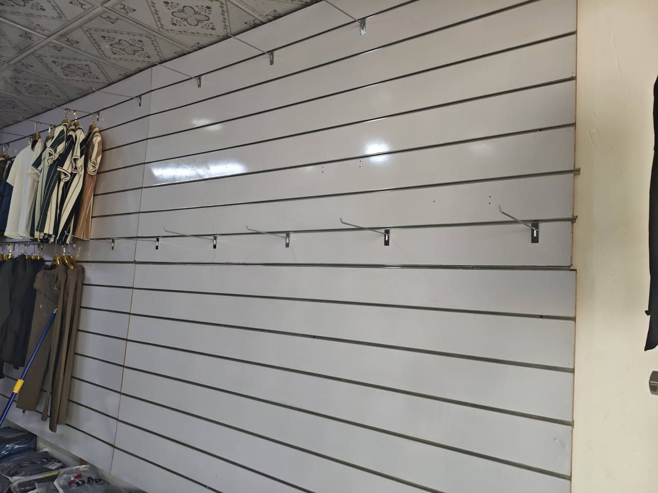 السلام عليكم عندي خشب ديكور سجه عدد 12قطعه قياس الطول 240العرض 120 اوياهن هوك تعليك هديه عدد 57قطعه
التواصل: ***********
