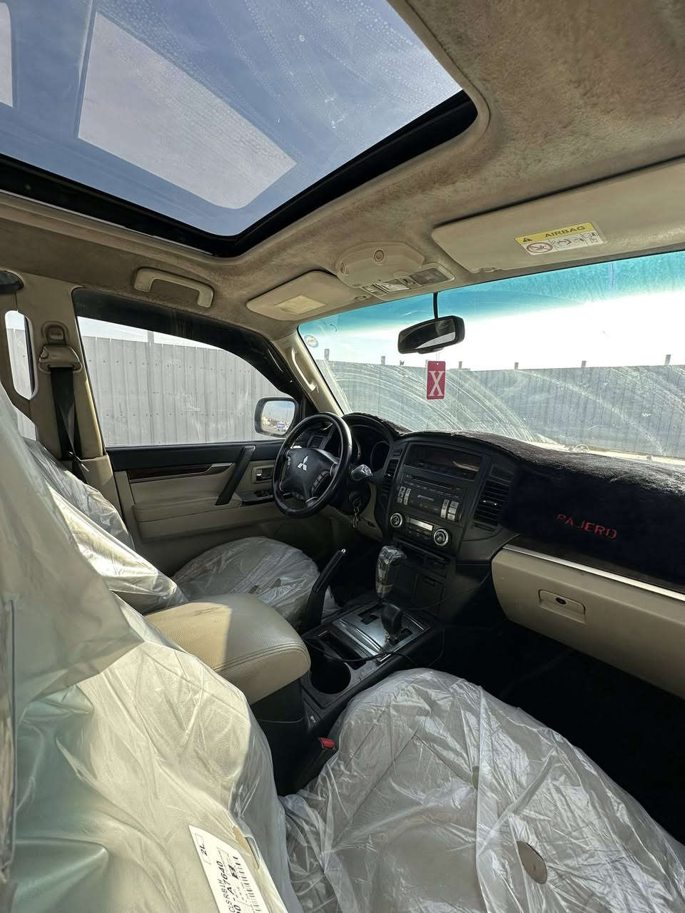 السلام عليكم 
باجيرو 2014 حبتور فول للأخير 
قطعتين صبغ فقط 
جاهزه بدون نقص 
رقم سليمانيه بأسمي سنويه وهزه ورقم جديدات 
مكاني البياع حي الري 
السعر 155 وبيها مجال جداً بسيط 
رقمي ***********
