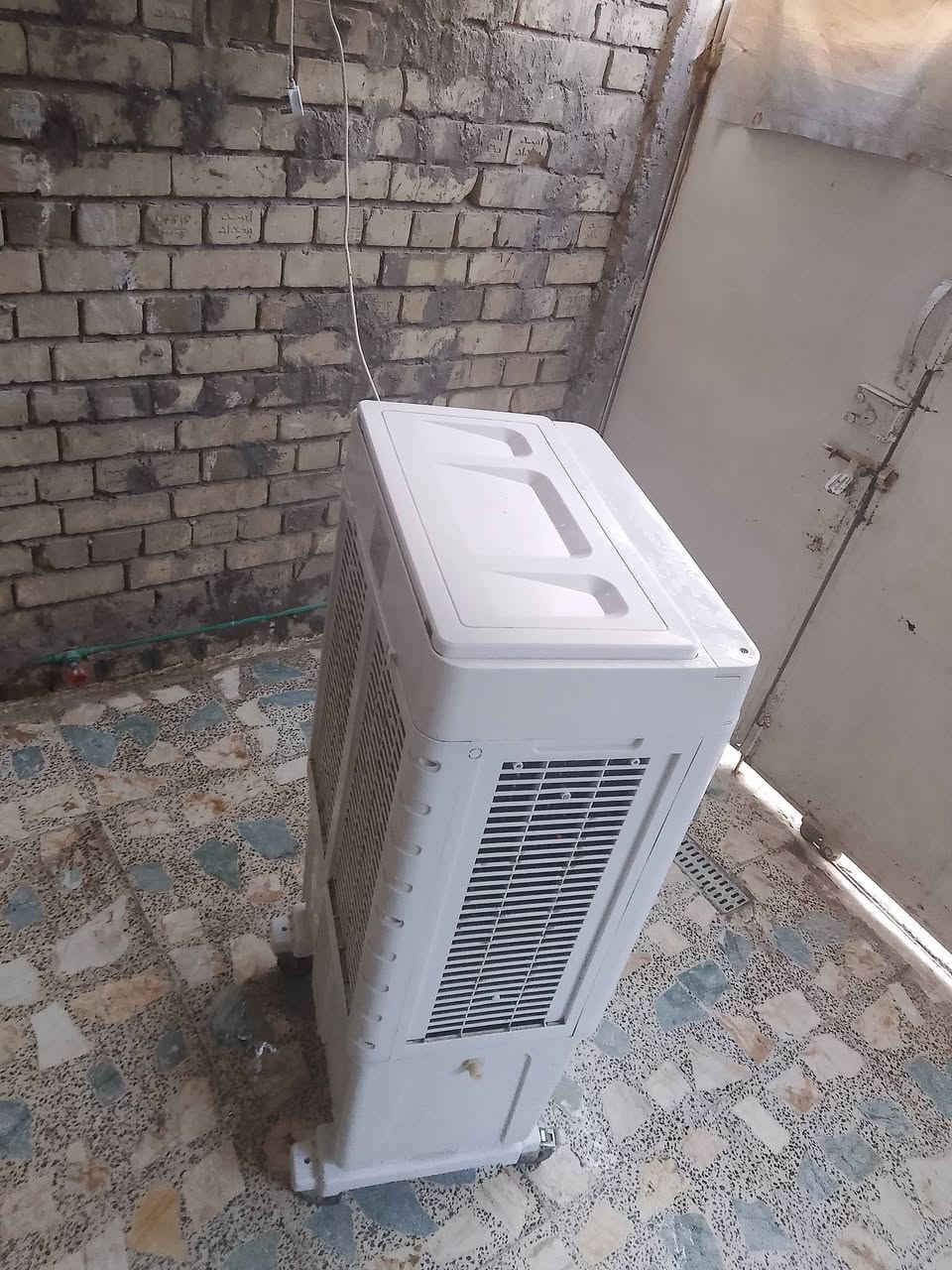 السلام عليكم للبيع مبرده جديده استخدام قليل جدا نضيفه كلها شغاله ايوكسر ما بيها مكاني بغداد البلديات السعر 130 الف ***********
