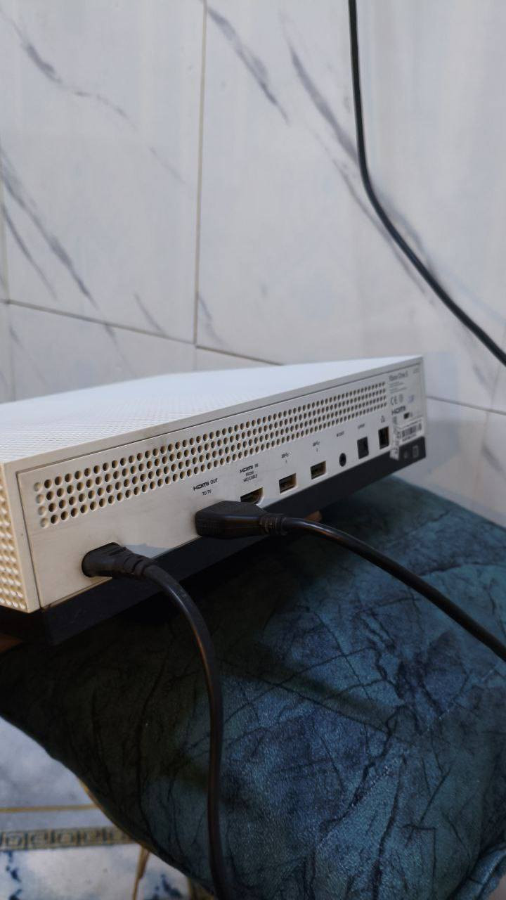 اكس بوكس وان اس ذاكره 1 تيرا 
مع حساب بي ردد ردمشن التمت نسخه محسنه 
كامل ملحقاته مع يده اصليه الجهاز نضيف وما داخل اي صيانه 
مكاني البصره حيانيه 
سعر 200 وبي مجال 
***********
