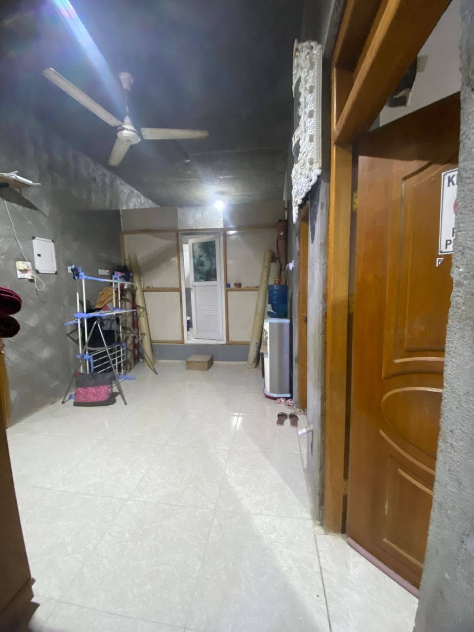 السلام عليكم جميعاً تحية طيبة
يتوفر بيت للبيع طابو صرف عالي عن الشارع في الحيانية / التأميم / شارع البلدية الشارع المقابل للمجلس البلدي ( احمد حنون ) والركن الثاني مقابل باب المستوصف مساحة البيت 150 متر طابق ونصف / الطابق الأرضي يحتوي ع غرف نوم عدد 2 + موزع + صحيات داخلية + مطبخ + هول + استقبال + صحيات خارجية عدد 2 
الطابق الاول يحتوي ع غرف نوم عدد 2 + موزع + صحيات 
البناء قديم بحالة  جيدة السقف  عكادة واغلب اجزاء البيت تم ترميمها حديثاً الطابق الأرضي مقسوم نصفين البيت يصلح للسكن اذا كانت العائلة كبيرة ويصلح للأستثمار (ايجار) سعر البيت 105 مليون قابل للتفاوض للتواصل والاستفسار الاتصال ع الرقم ***********//***********
